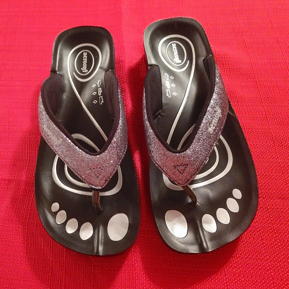 Aerosoft Black Flip Flops, Women's size 40 which I believe is a size 8 and 1/2